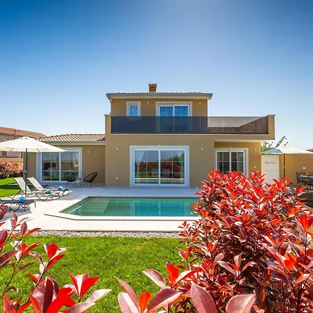 Beautiful Onit With Outdoor Pool In Vizinada Ferenci
