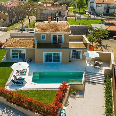 Beautiful Onit With Outdoor Pool In Vizinada